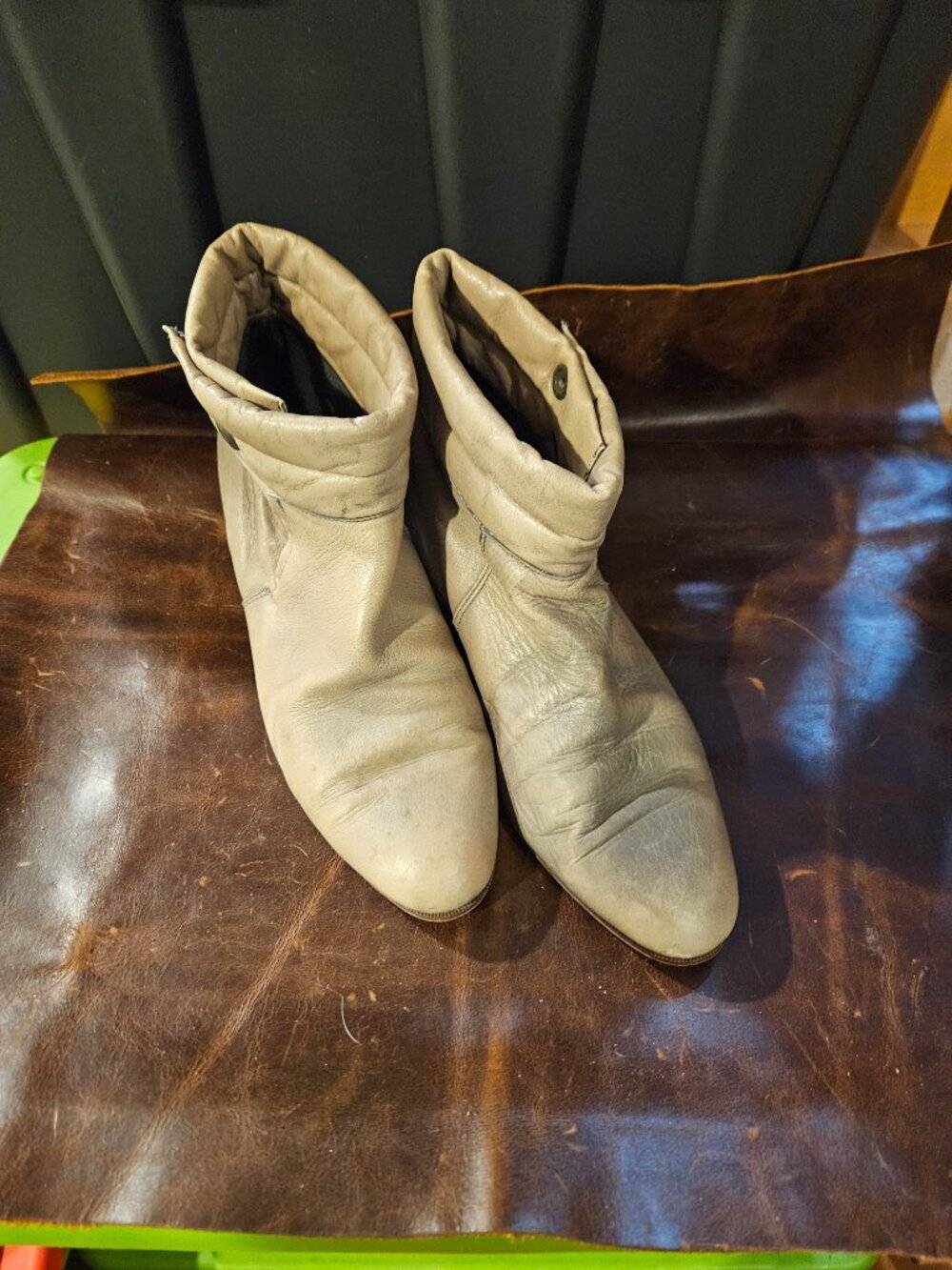 Vintage Mens size 9.5 leather shoes   BI